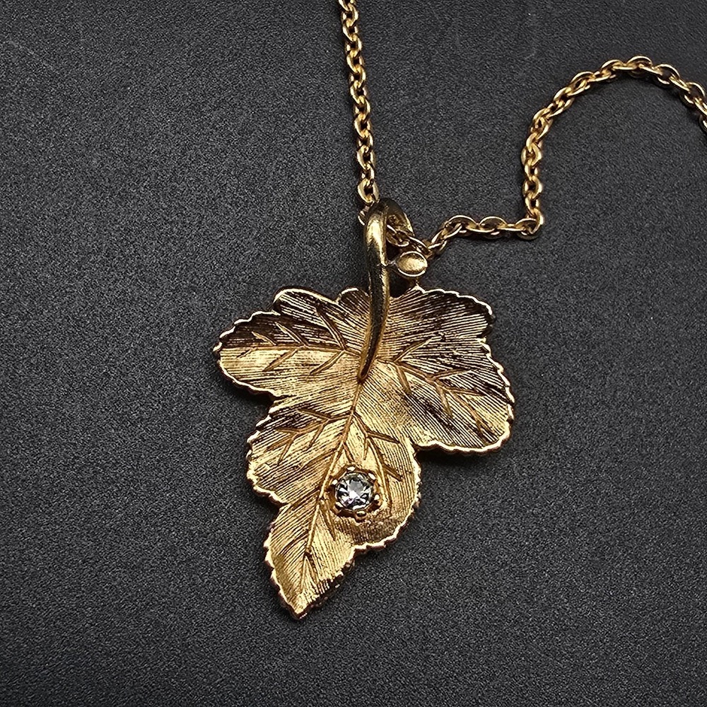 Avon 1978 Radiant Leaf Necklace Gold Tone Pendant Rhinestone